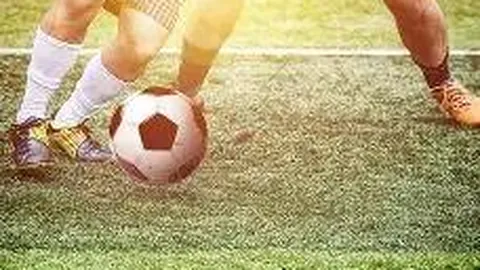 梅西赛后镜头：与裁判争执染黄，触碰对手助教颈部引争议