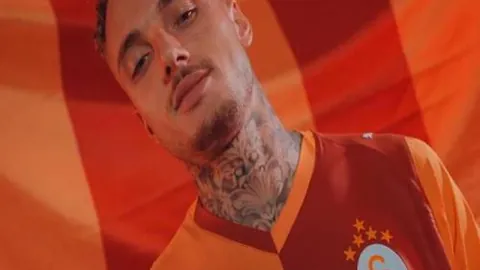 前西班牙足协主席因强吻事件被国际足联禁赛三年引发热议